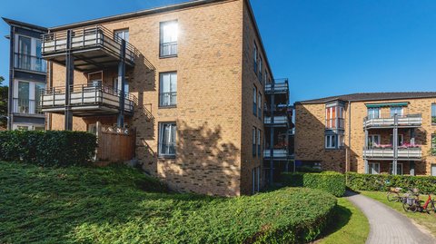 Selbstbestimmt wohnen mit Terrasse und Sicherheit im Rücken