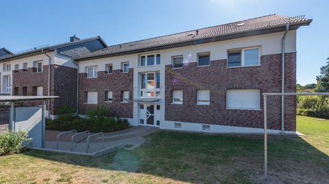 Moderne Wohnung mit Balkon und Blick ins Grüne